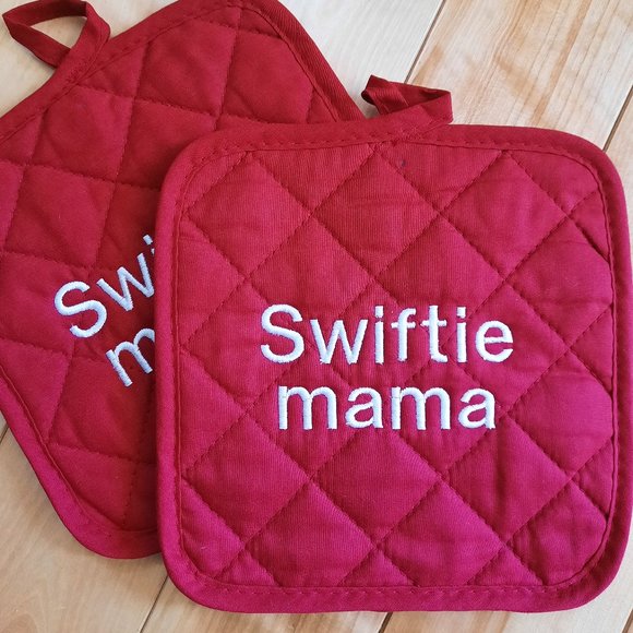Swiftie Mama embroidered pot holders, Cute kitchen gift for Taylor Swift fans - Picture 2 of 2